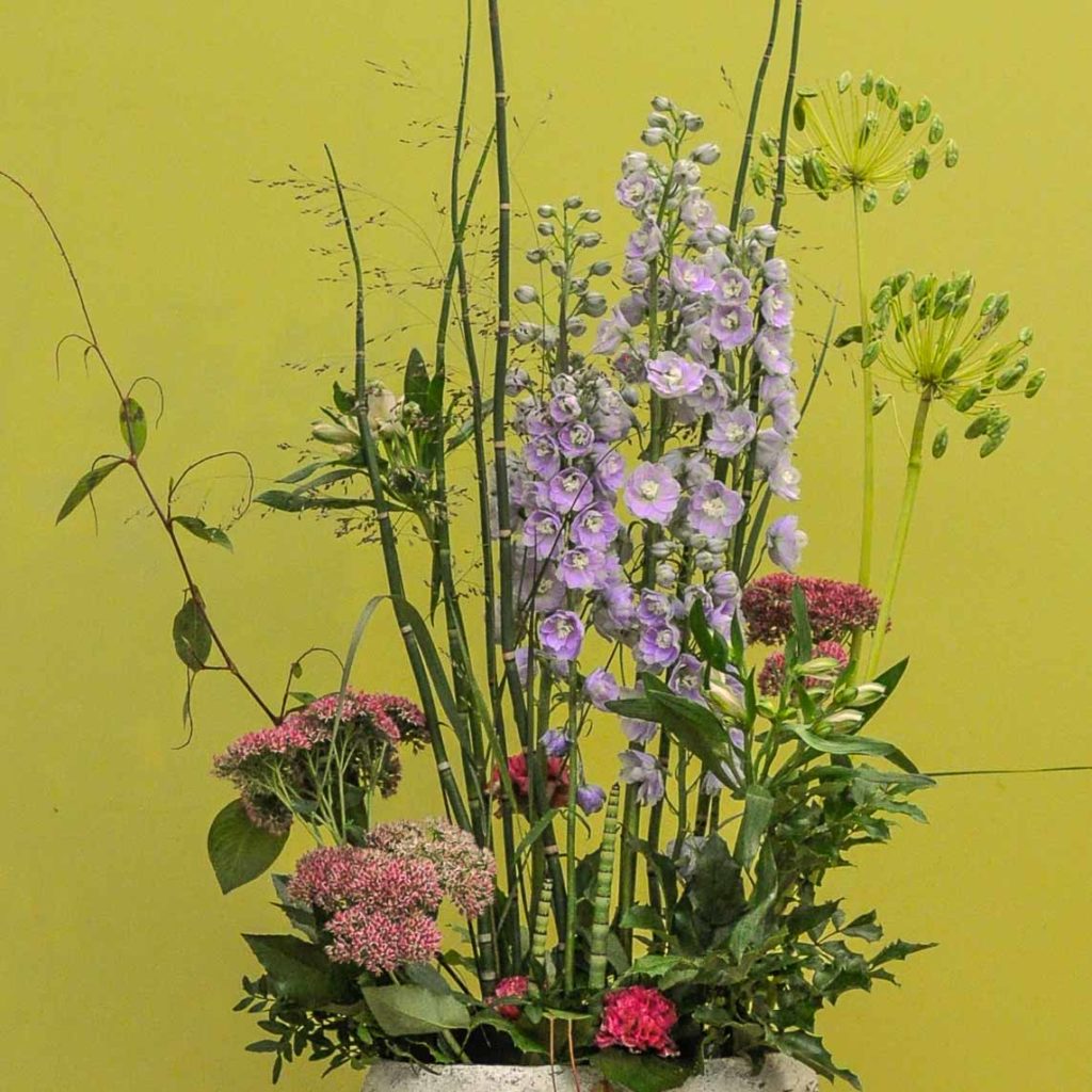 arrangement en hauteur de grande fleurs bleu pour l'accueil
