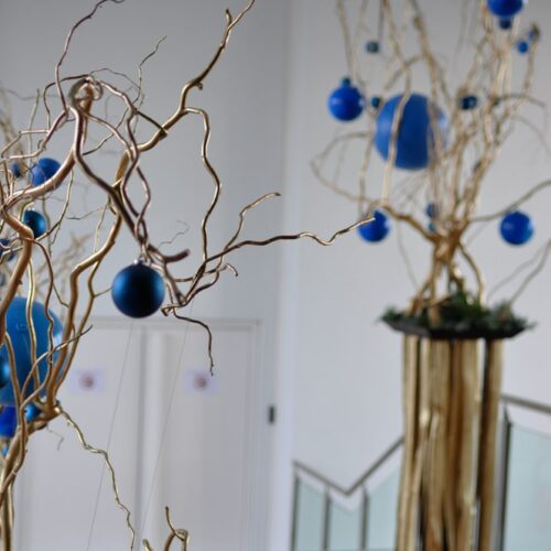 Décor de Noël et de branchage or et plein de boules de différente tailles