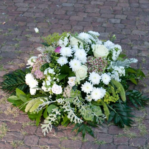 Coussin de fleurs blanche pour un défunt
