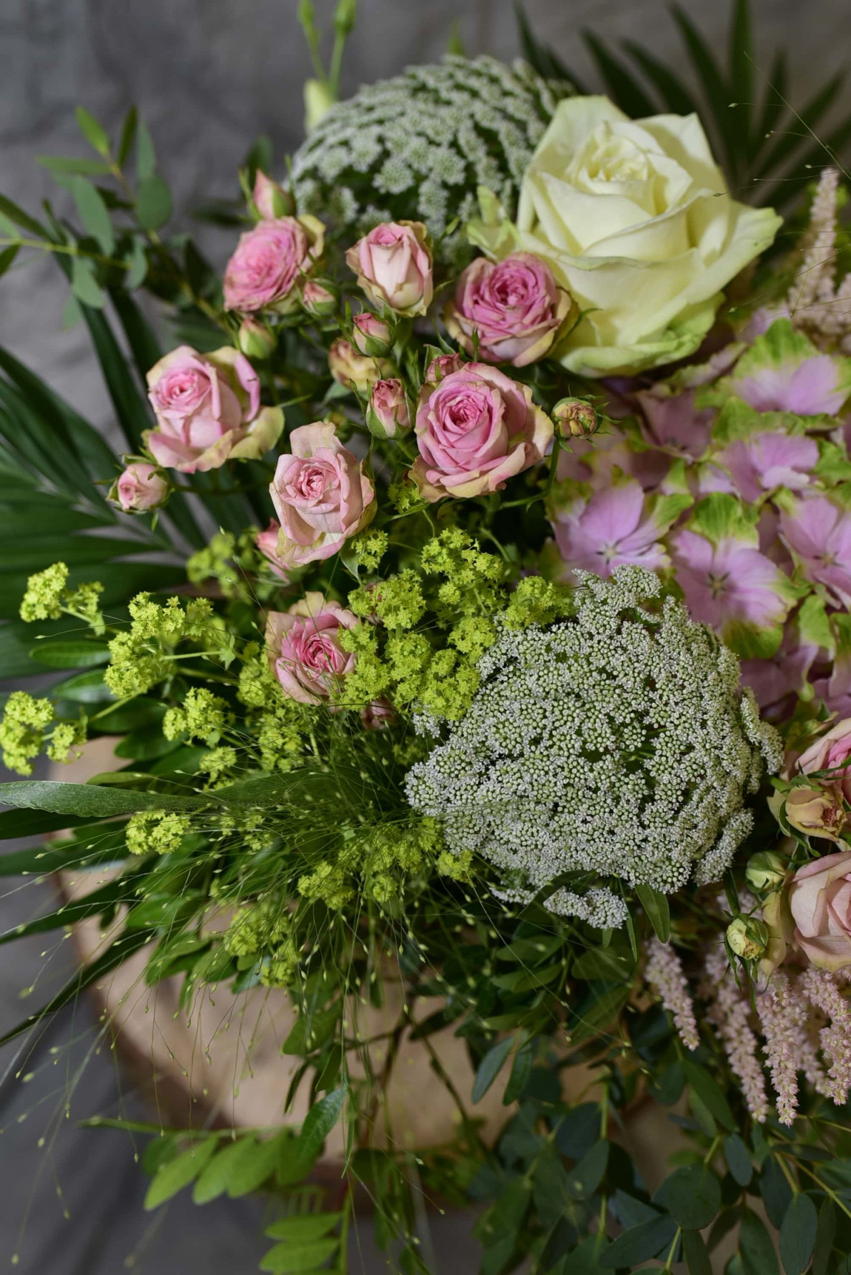 Bouquet rond de fleurs rose doux – Image 2