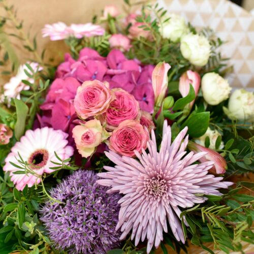 Bouquet rond de couleur rose et parme