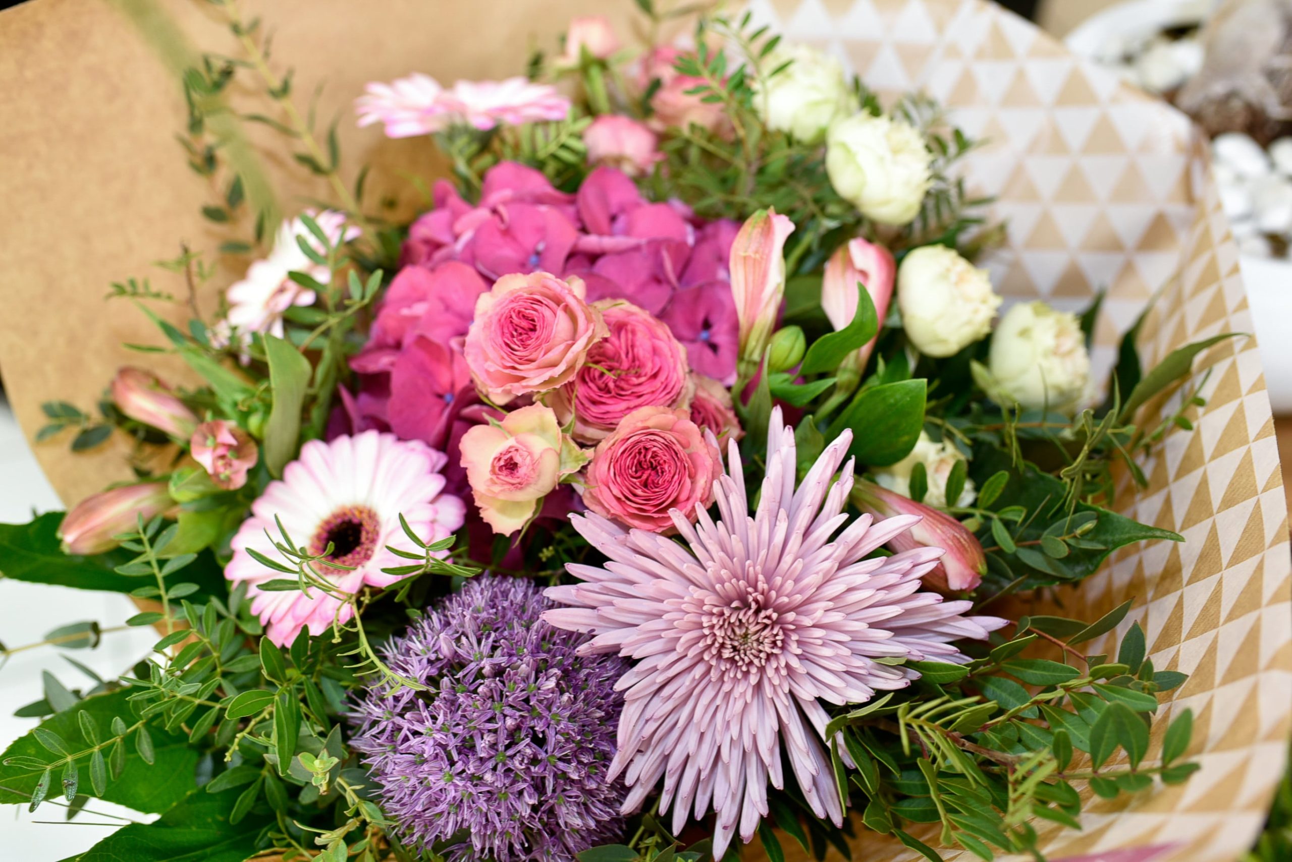 Bouquet rond de couleur rose et parme