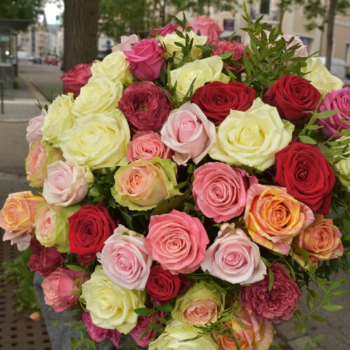 Bouquet de roses variées multicolors