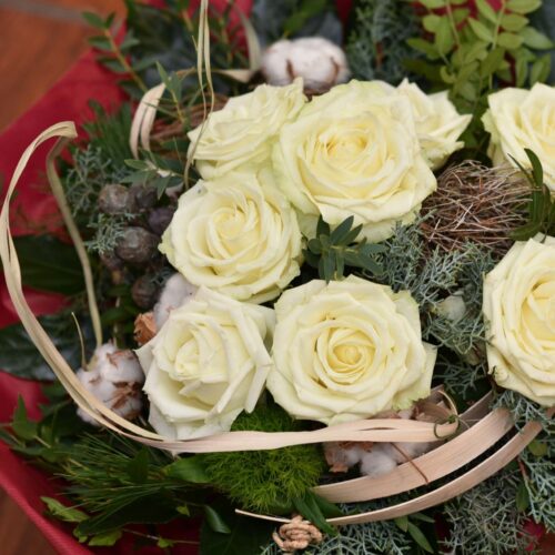 Bouquet  de roses blanche et des fleurs de Coton