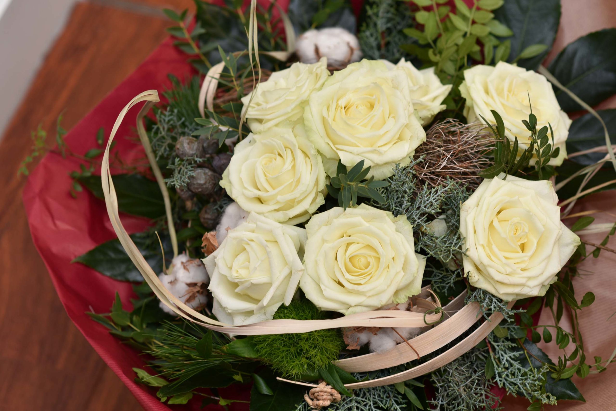 Bouquet de roses blanche et des fleurs de Coton