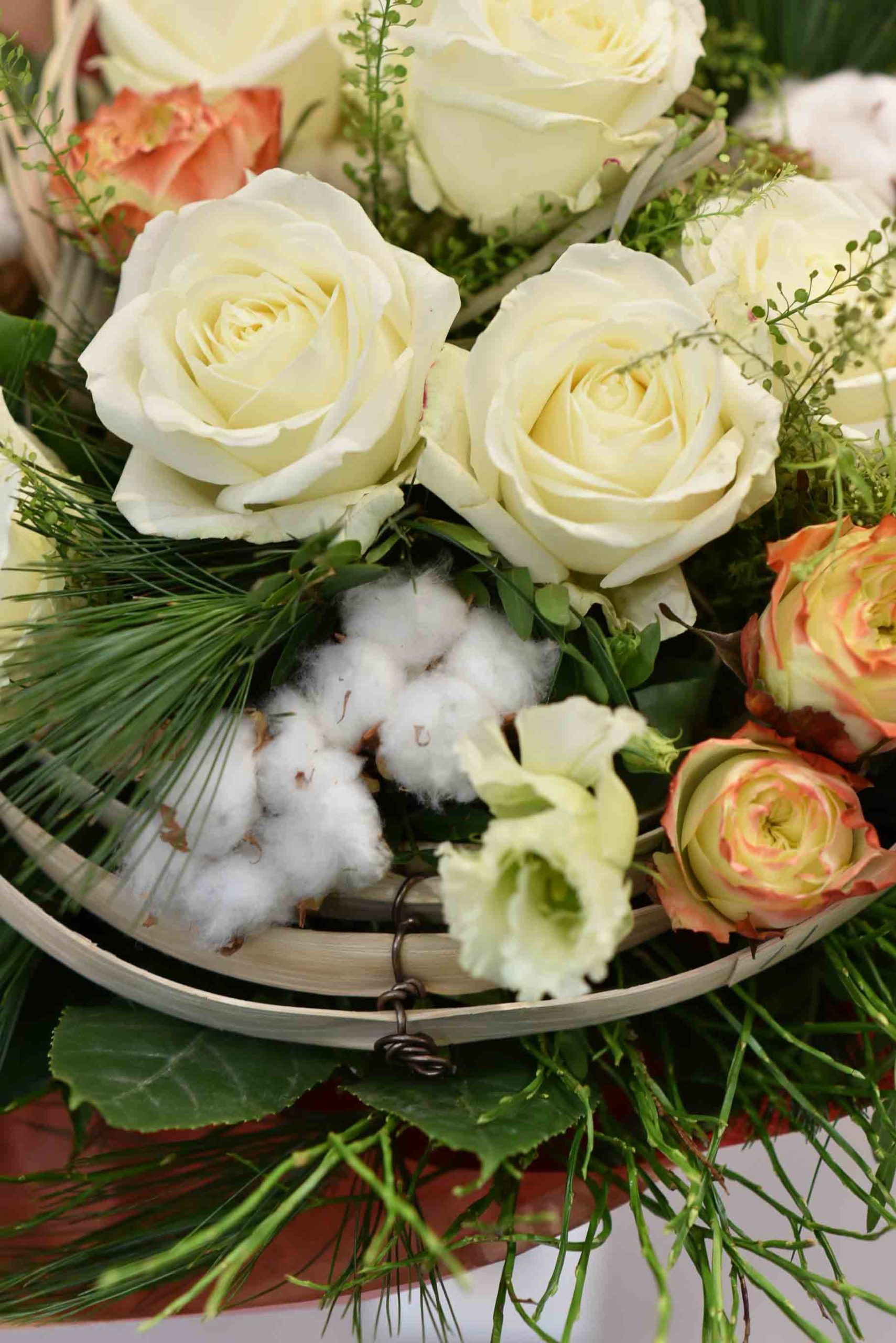 Bouquet de roses blanche et des fleurs de Coton – Image 4
