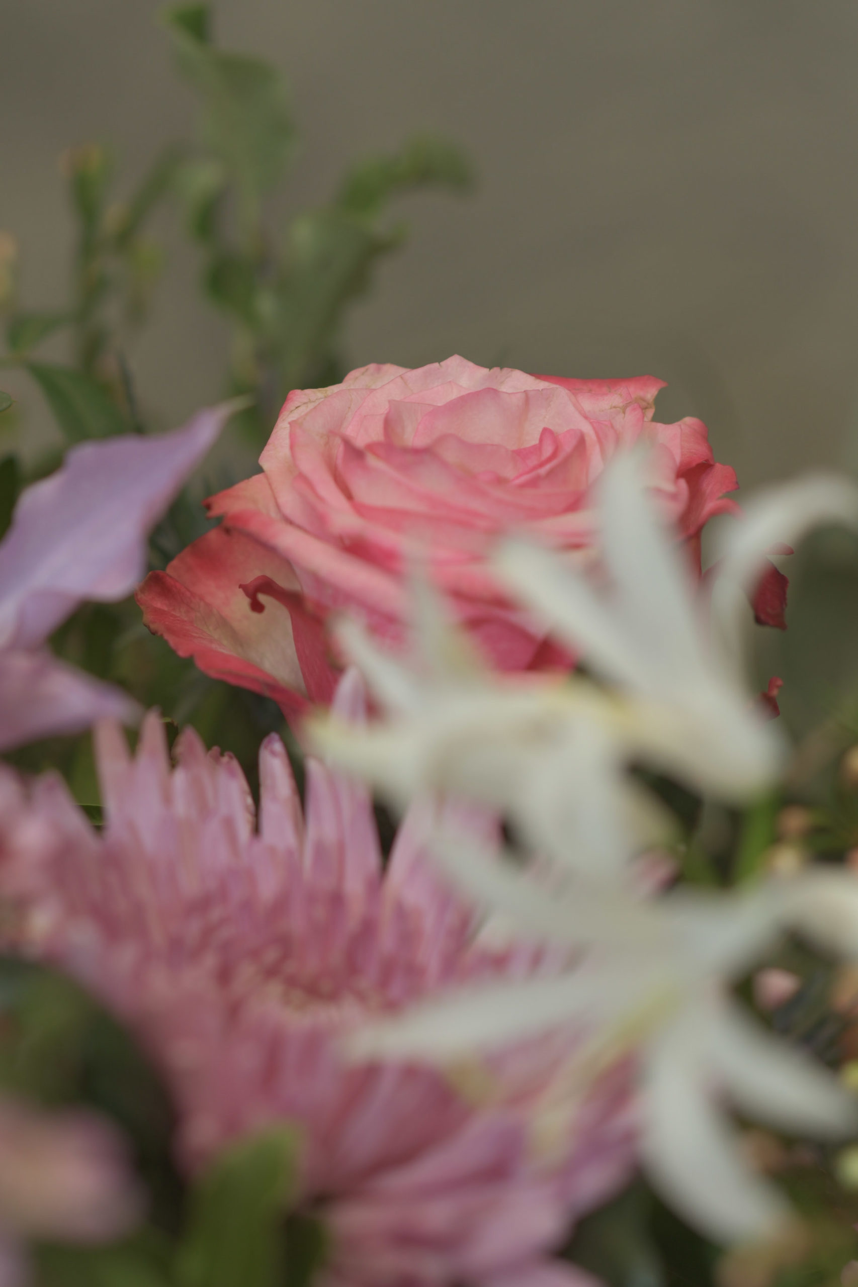 Bouquet rond de fleurs rose doux – Image 6