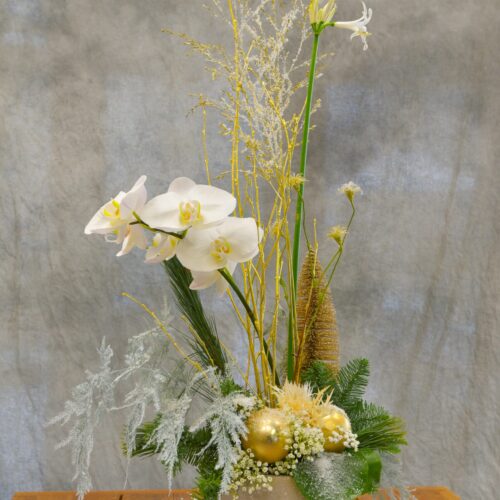 Un arrangement de Noël avec des fleurs de ton blanc