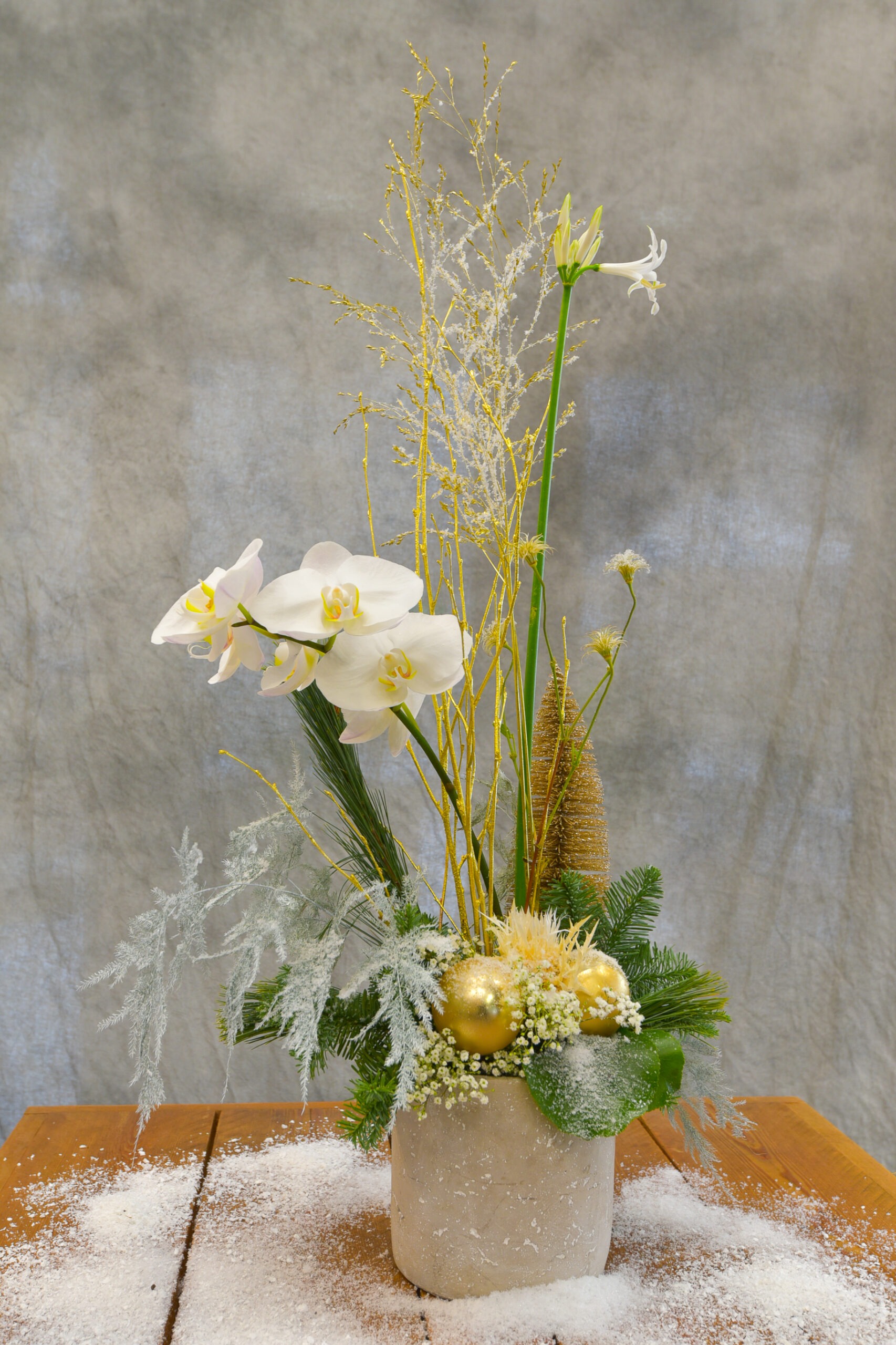 Un arrangement de Noël avec des fleurs de ton blanc