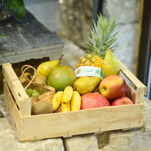 Le plaisir des fruits par cette belle présentation dans un cagot
