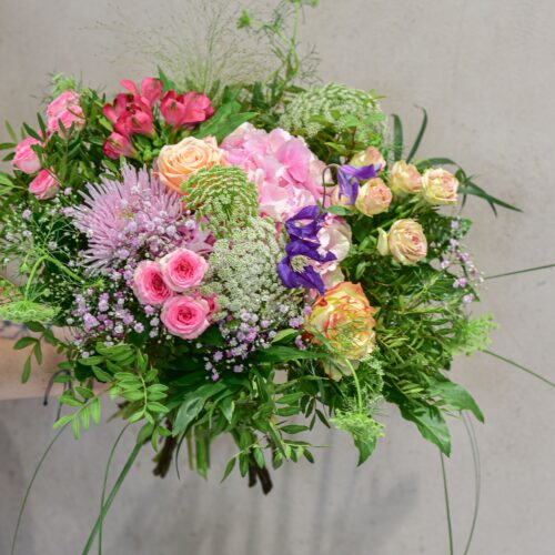 Bouquet rond de fleurs rose doux