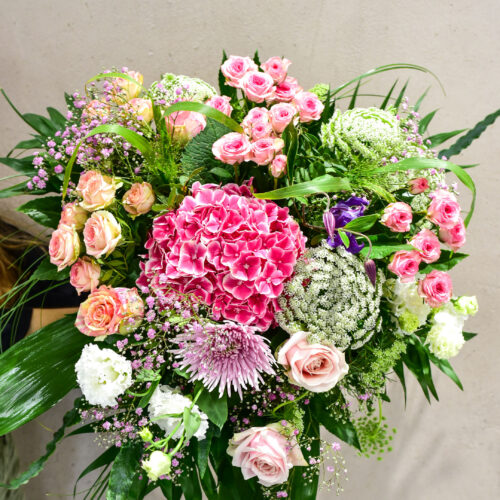 Bouquet rond de couleurs pastel et douce  suivant l' arrivage du fleuriste