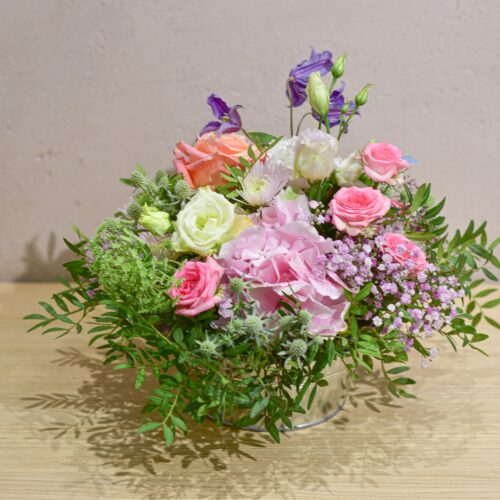 Composition de fleurs piquet de fleurs rose tendre_