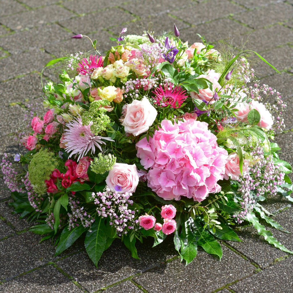 Coussin de Camaieux de rose de fleurs du fond du jardin_-4