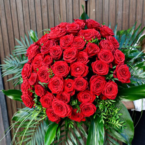 Le superbe bouquet de grandes roses rouge