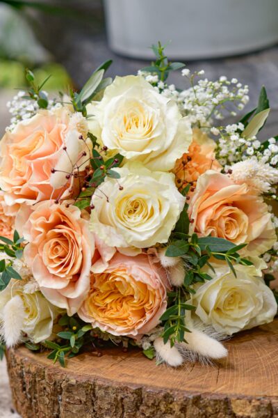 bouquet de marié de rose sable et blanche_