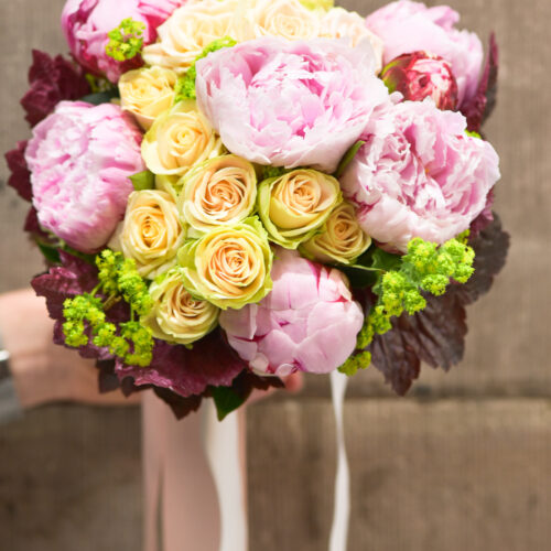 Bouquet de fleurs roses et jaunes
