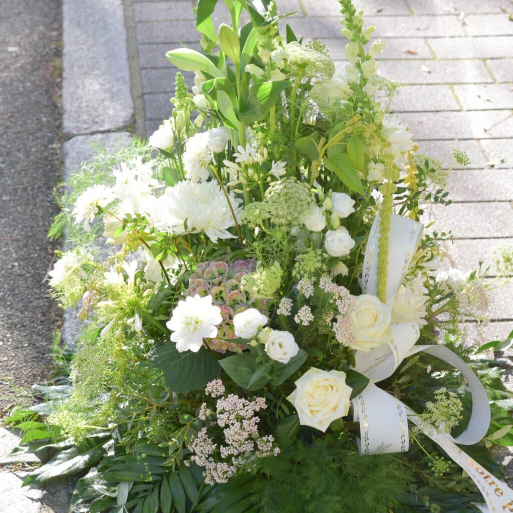 Coussin conique de fleurs blanche_-2