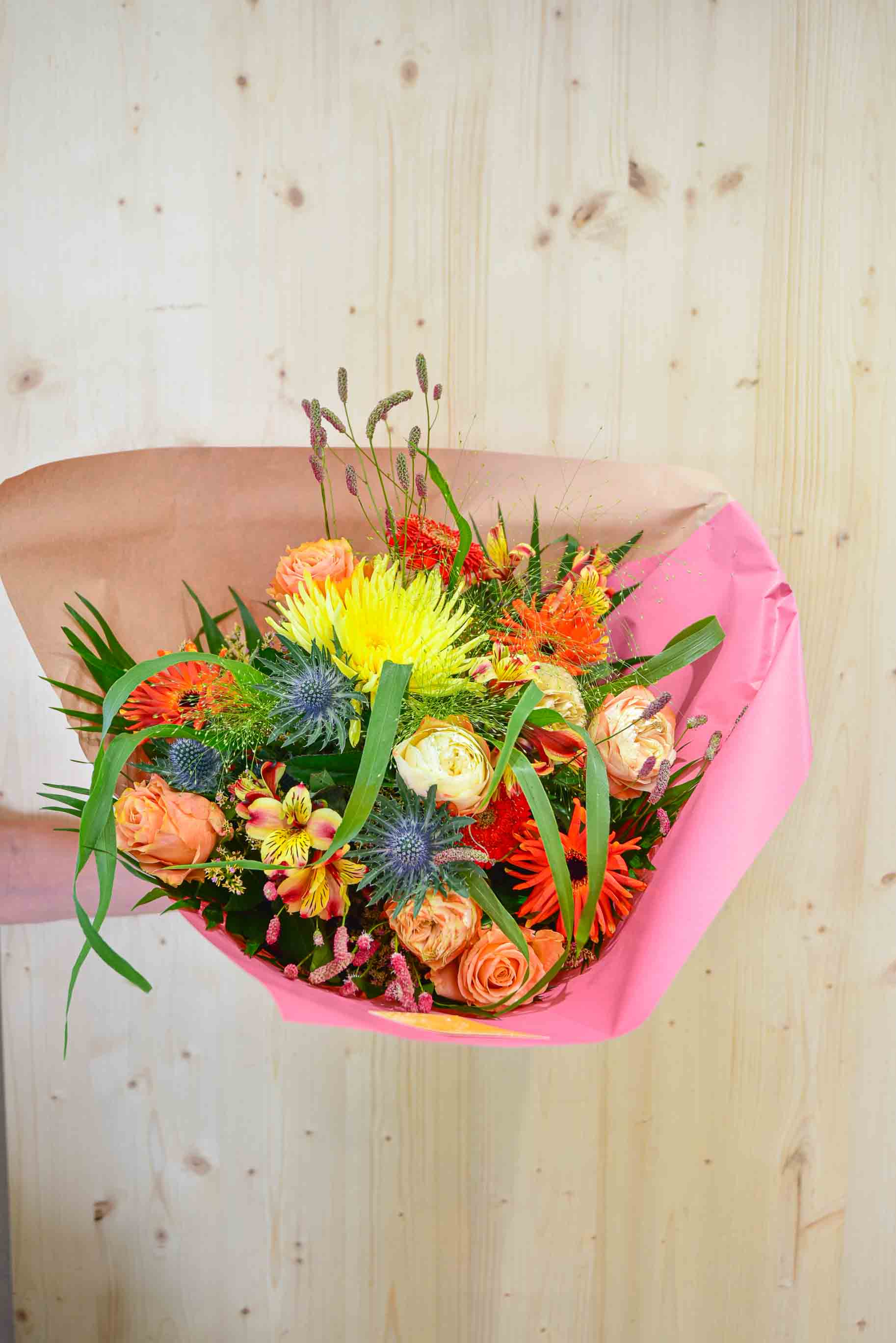 Un bouquet coloré de fleurs variées.