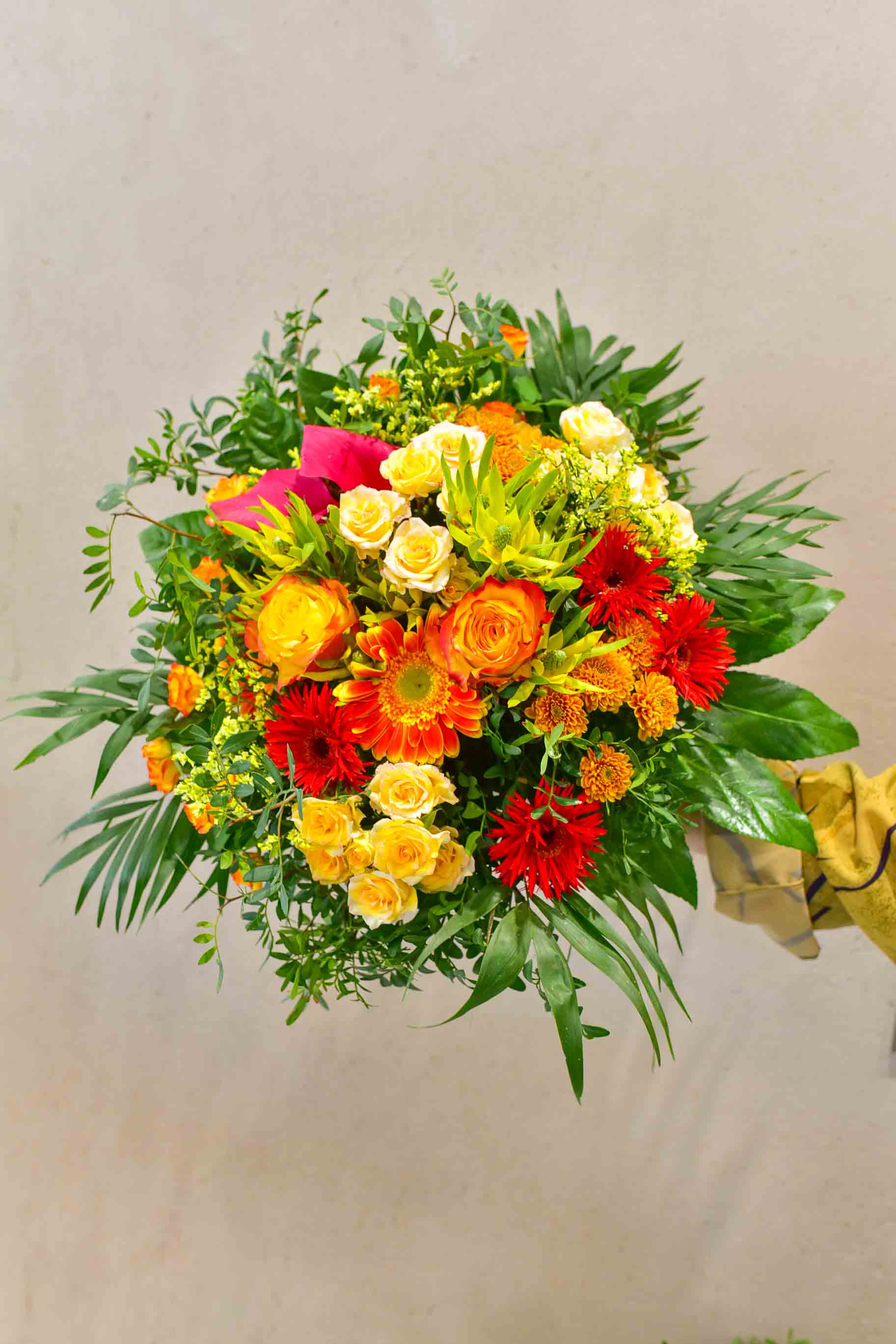 Bouquet de fleurs colorées et variées.