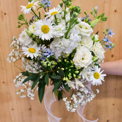 Bouquet de marié de fleurs blanche avec des marquerites