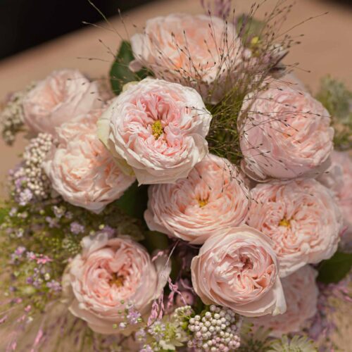 Bouquet de marié de petites roses rose poudrées_