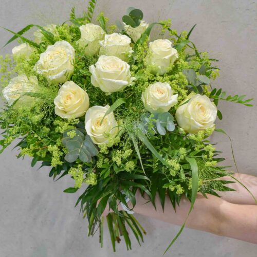 Le bouquet de superbe roses blanches