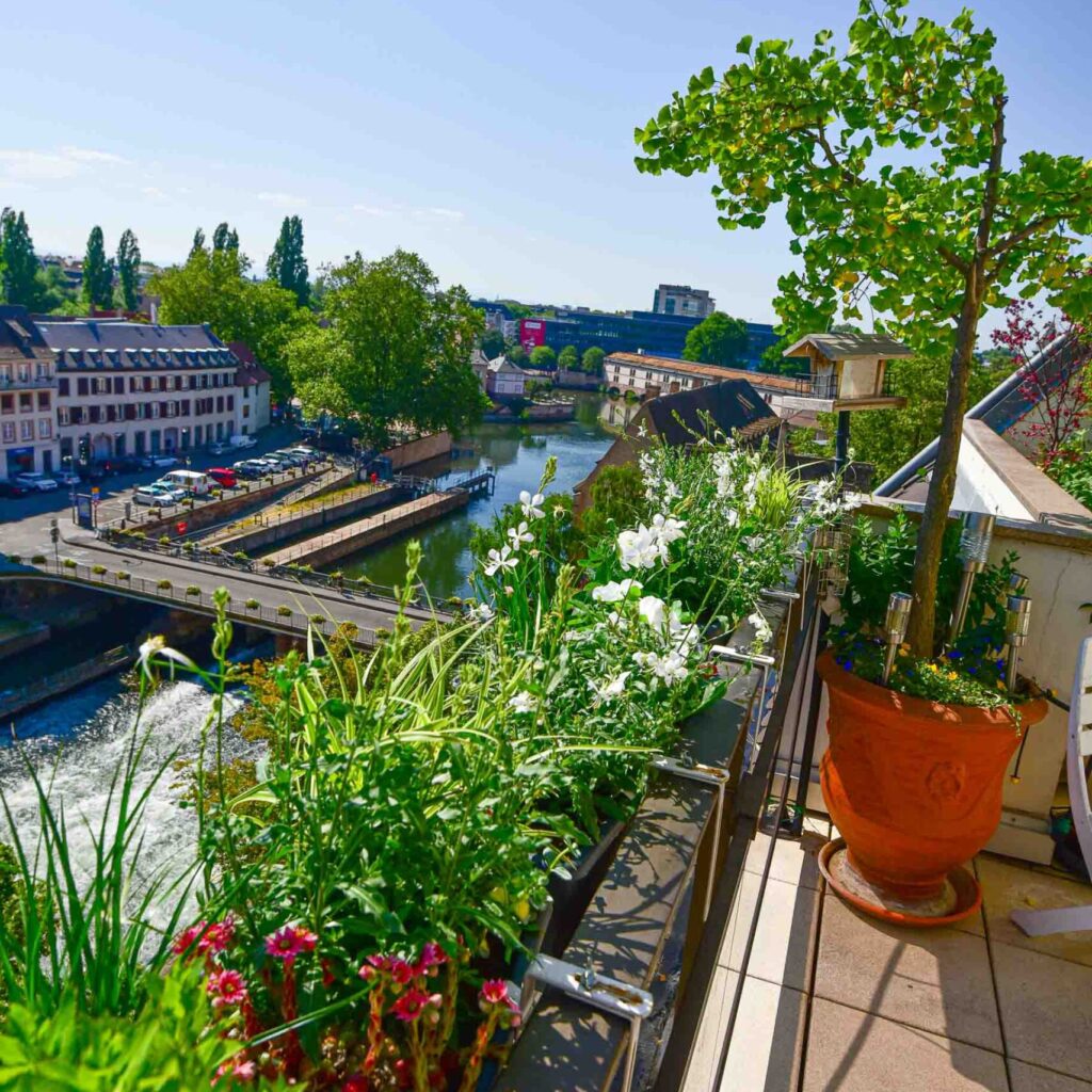 Balcon fleuri avec vue sur la rivière.
