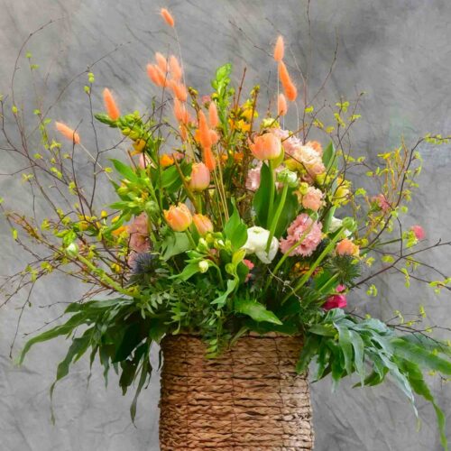 Bouquet coloré dans un panier en osier.