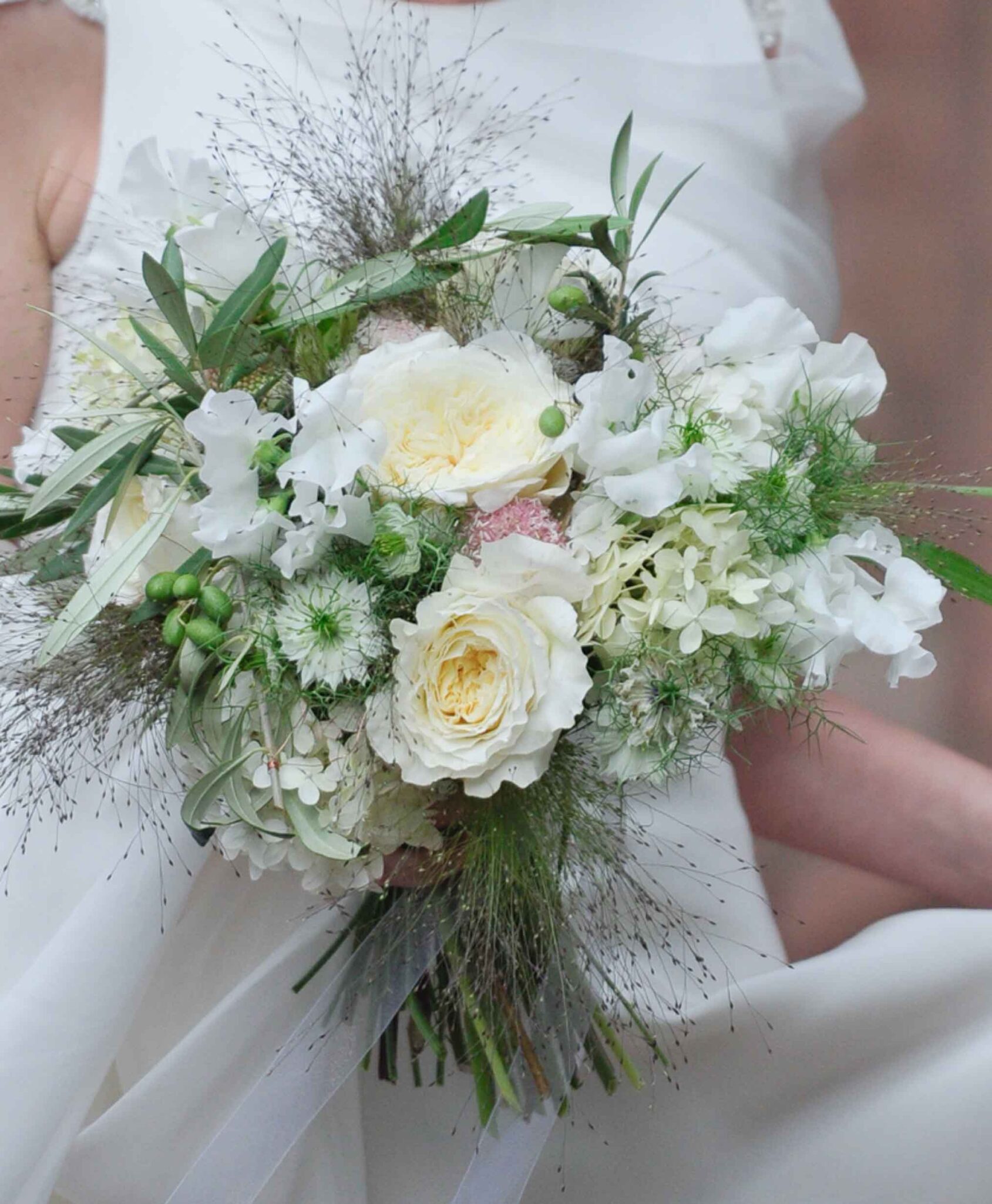 Un bouquet de fleurs blanches élégantes.