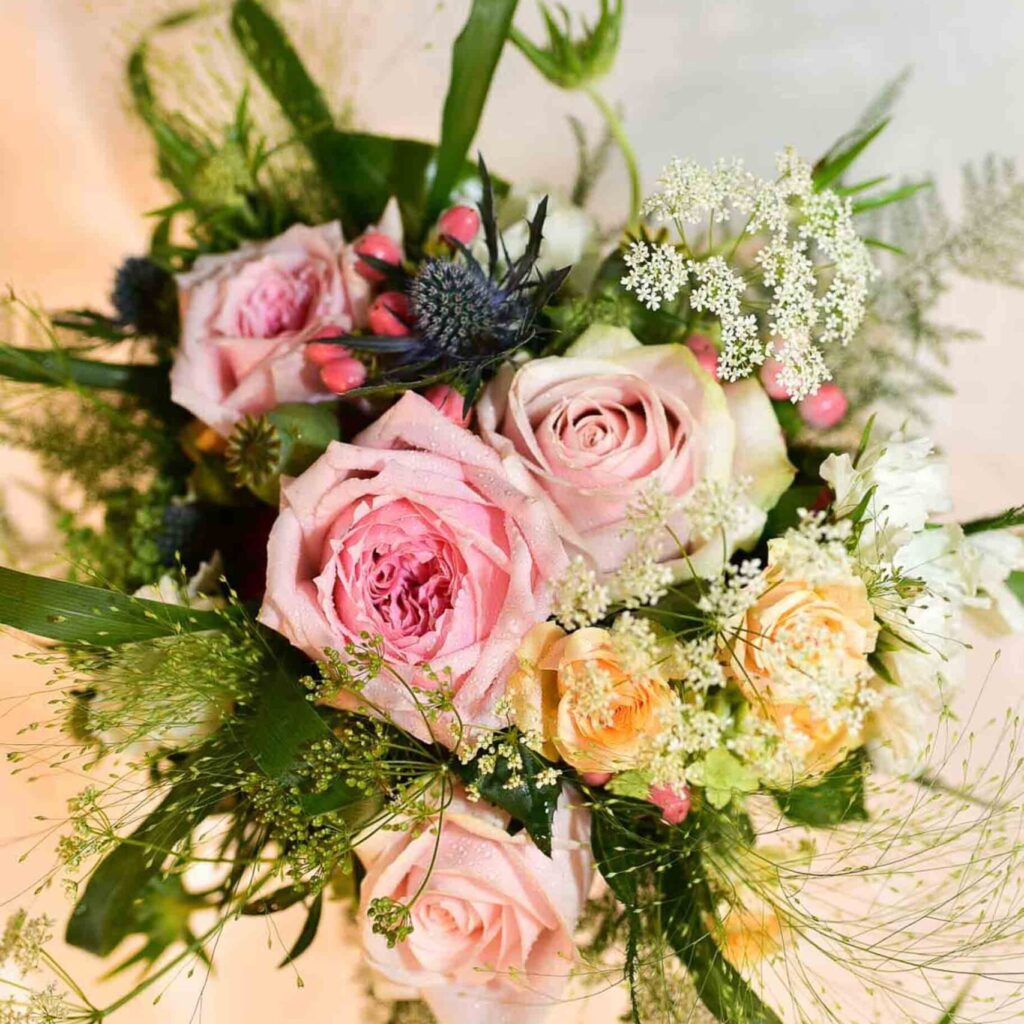 Un bouquet de fleurs colorées.
