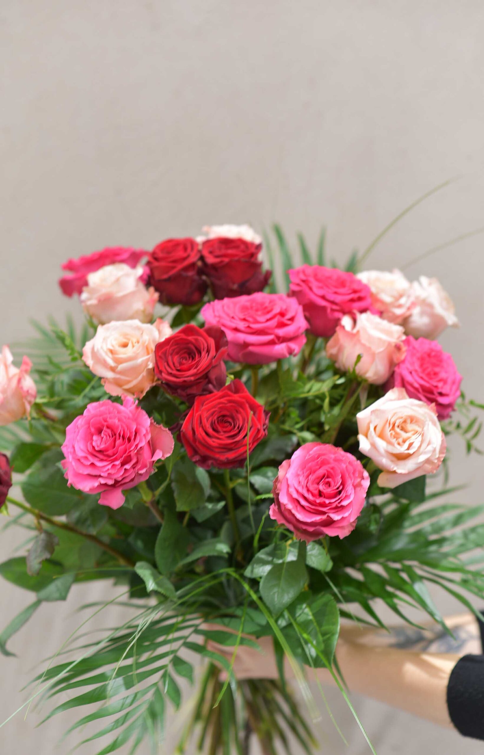 Un bouquet de roses colorées.