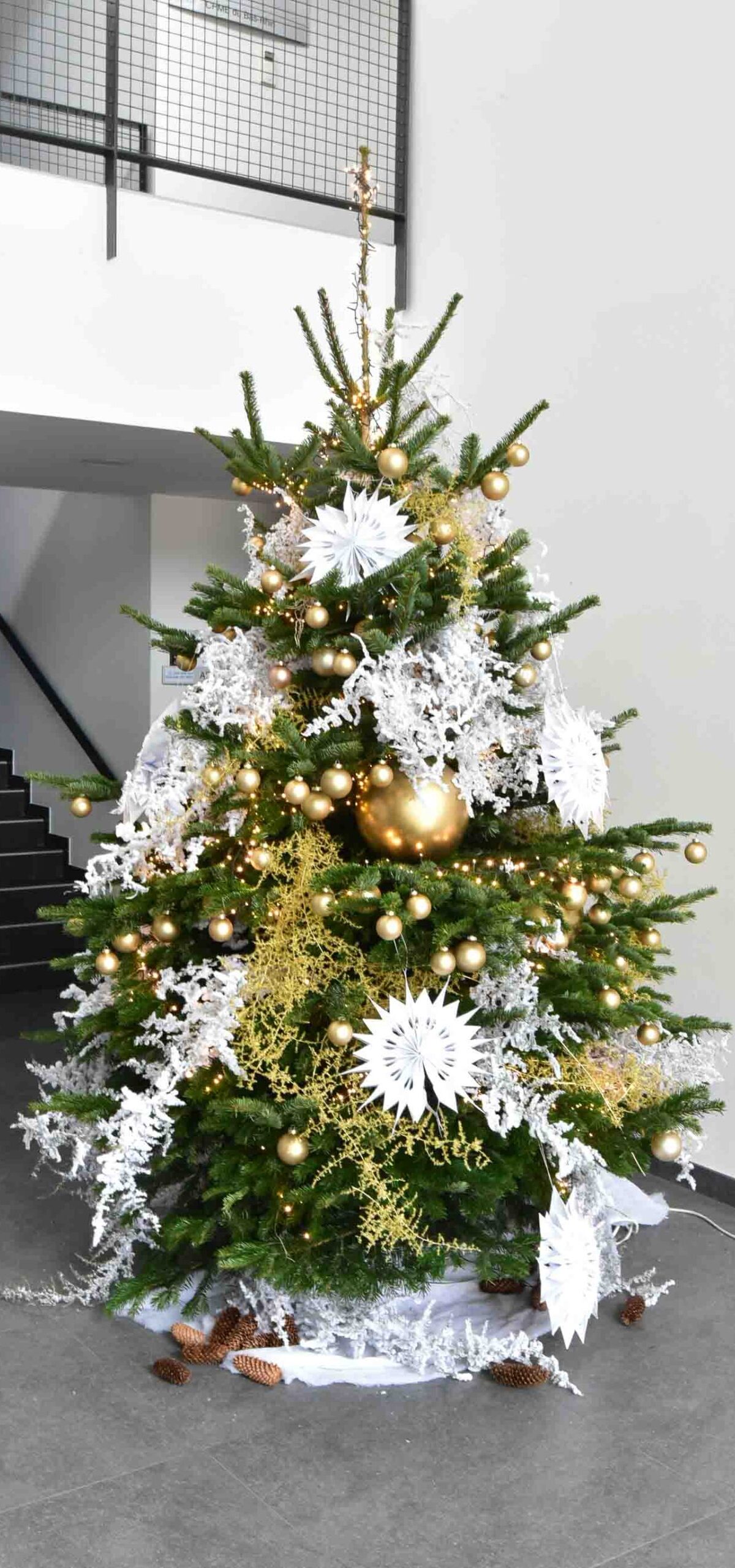 Sapin de Noël décoré en or et blanc