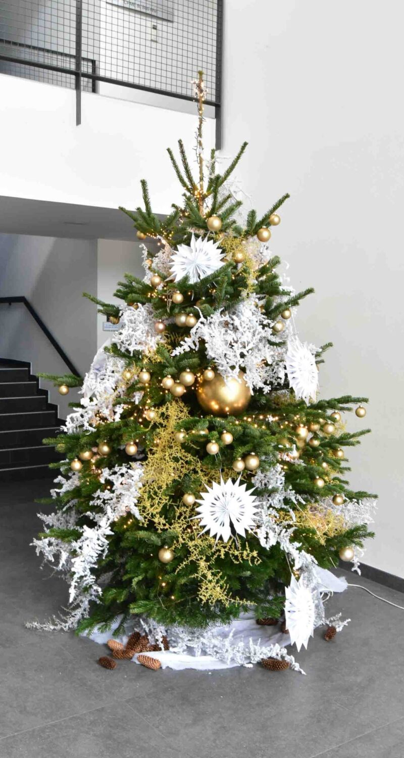 Sapin de Noël décoré en or et blanc