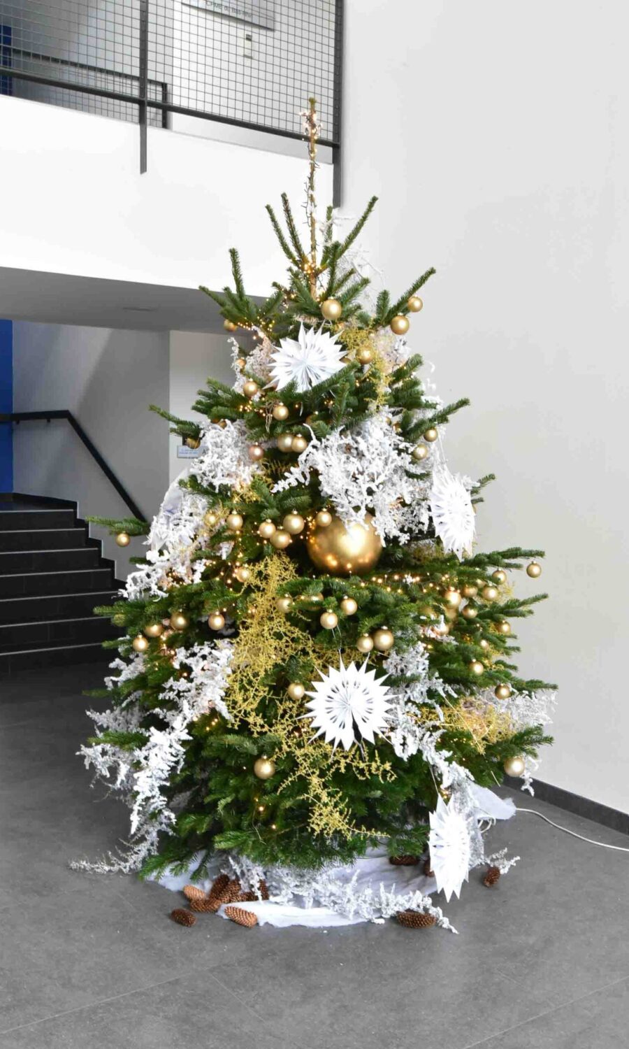 Sapin de Noël décoré en or et blanc