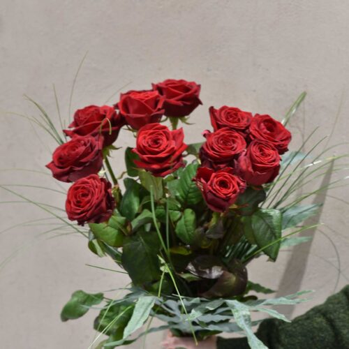 Un bouquet de roses rouges.