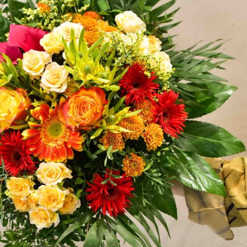 Bouquet coloré avec fleurs variées.