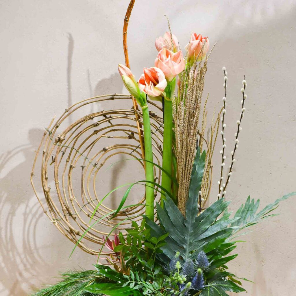 Arrangement floral avec des amaryllis.