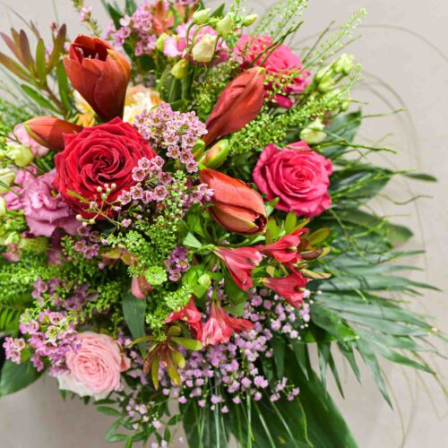 Bouquet coloré de roses et fleurs.
