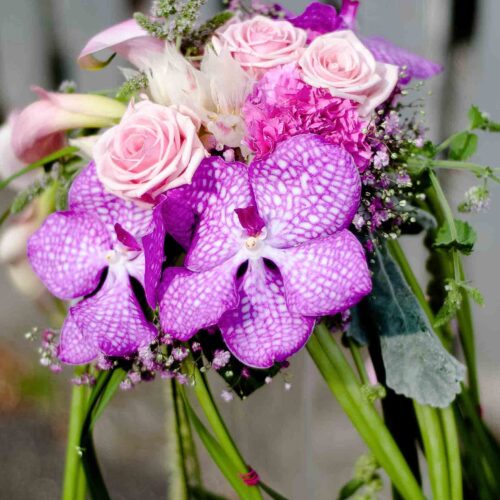Bouquet retombant stylisé avec des Arums