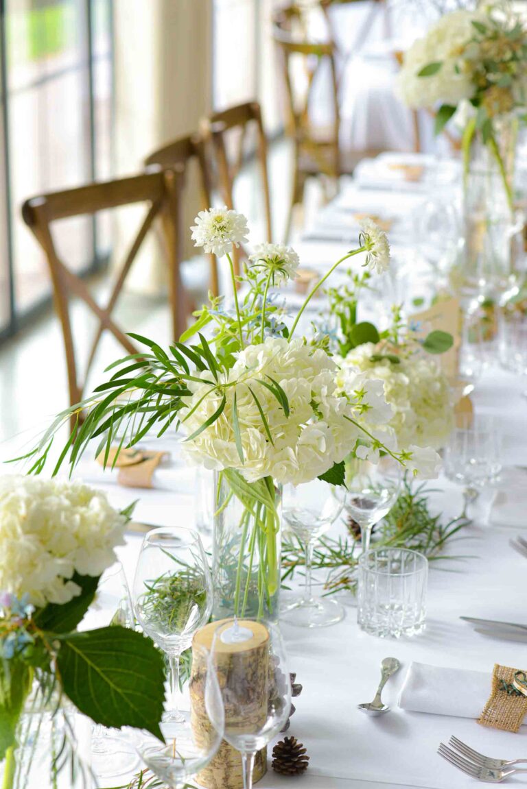Centre de table de verrie et de fleurs d'Hortensia blanc -3