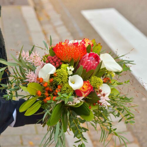 Un bouquet de fleurs colorées et blanches.