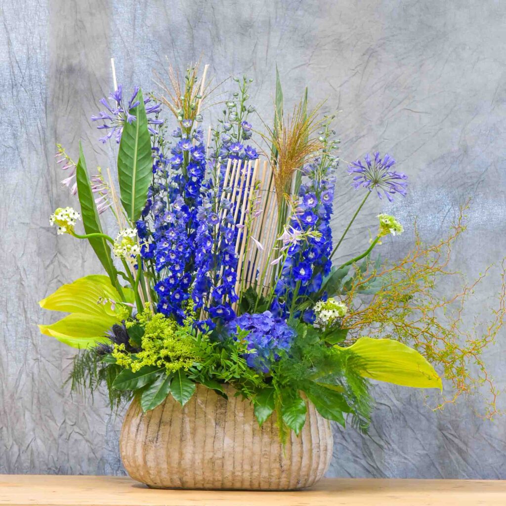 Arrangement végètatif avec des Delphiniums -5