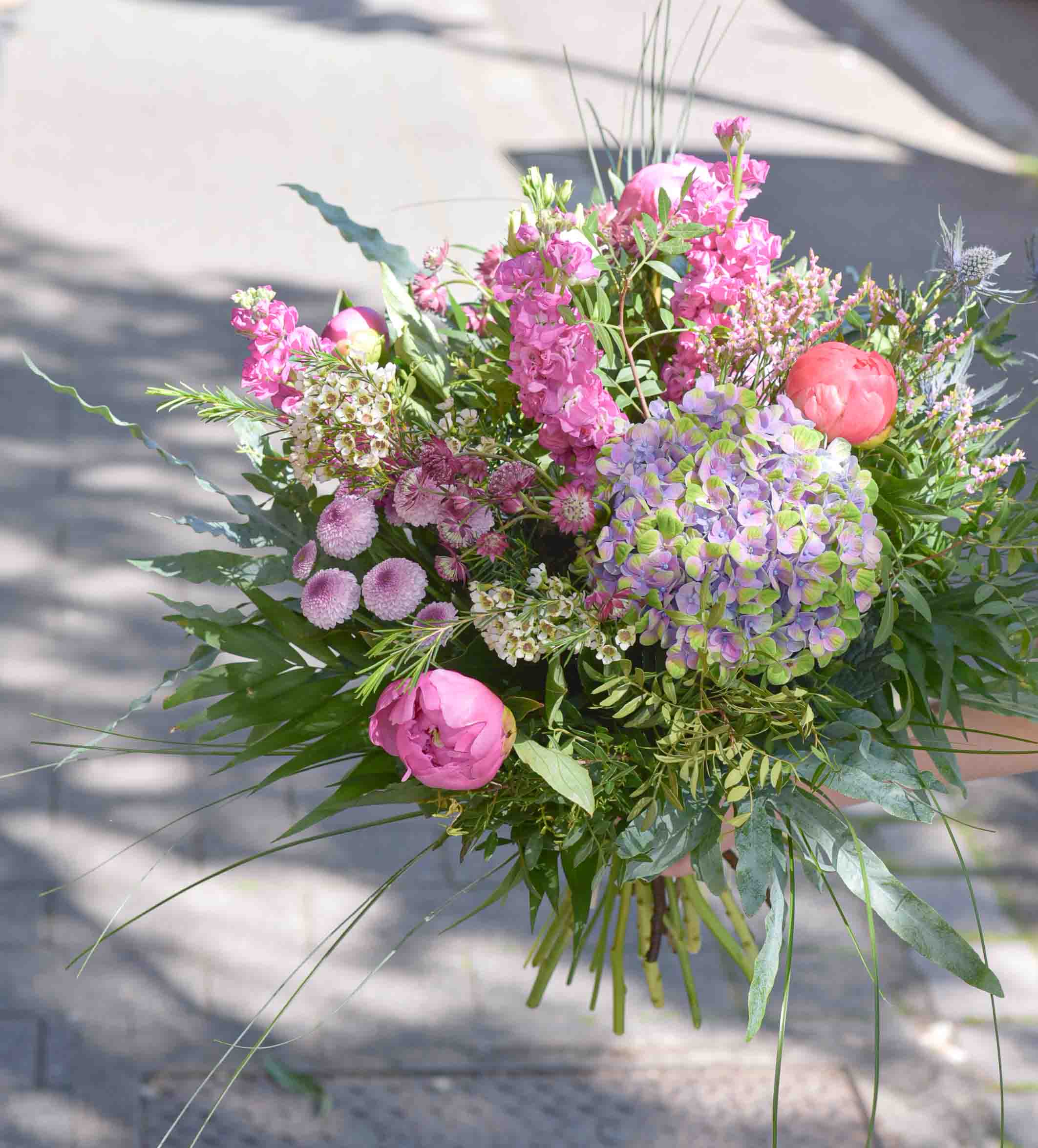 Bouquet de fleurs de jardin avec des Pivoines et autres fleurs