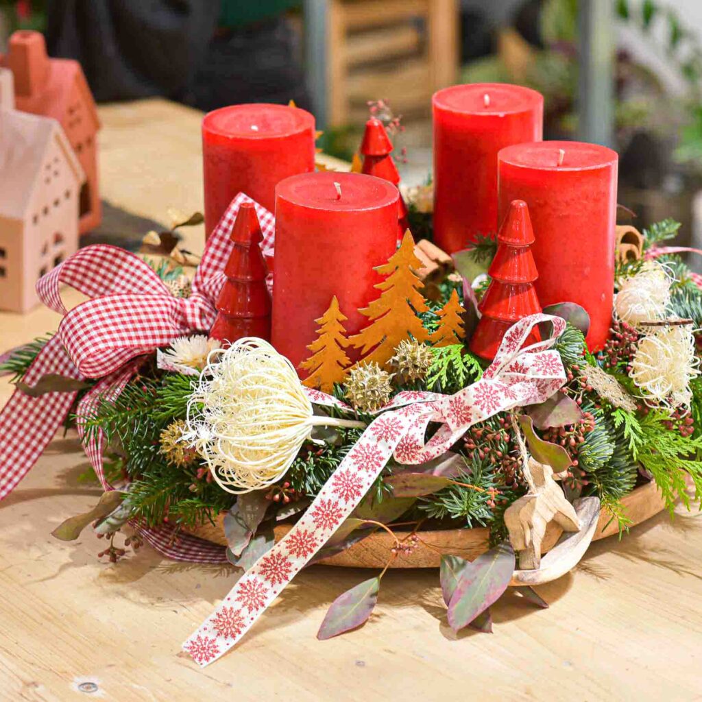 Couronne de l'avent de bougies rouge et un petit peu traditionelle