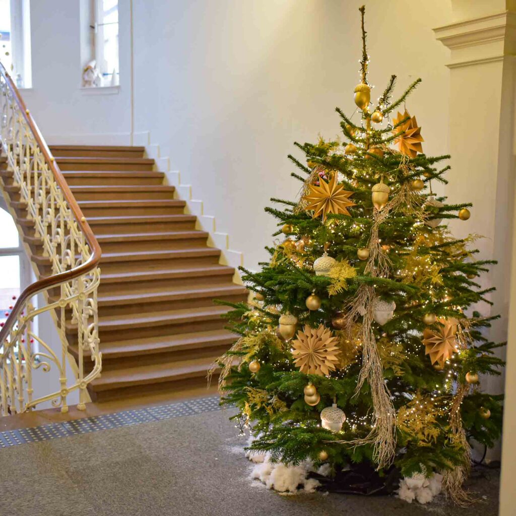 Décor du sapins thèmatique blanc et or