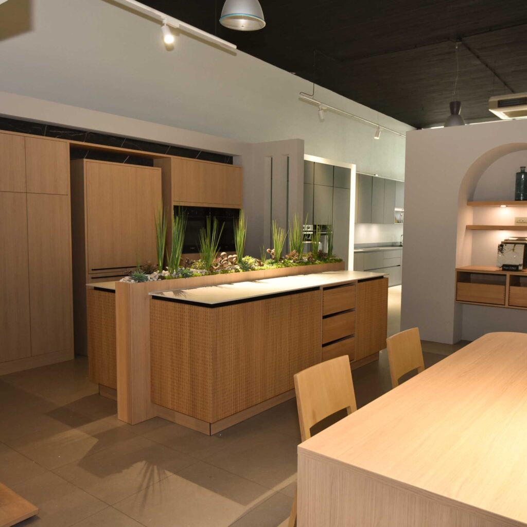 Mise en scéne de plantes artificiel dans un magasin de cuisine
