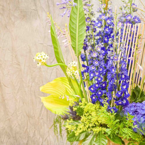 arrangement végètatif avec des Delphiniums -3