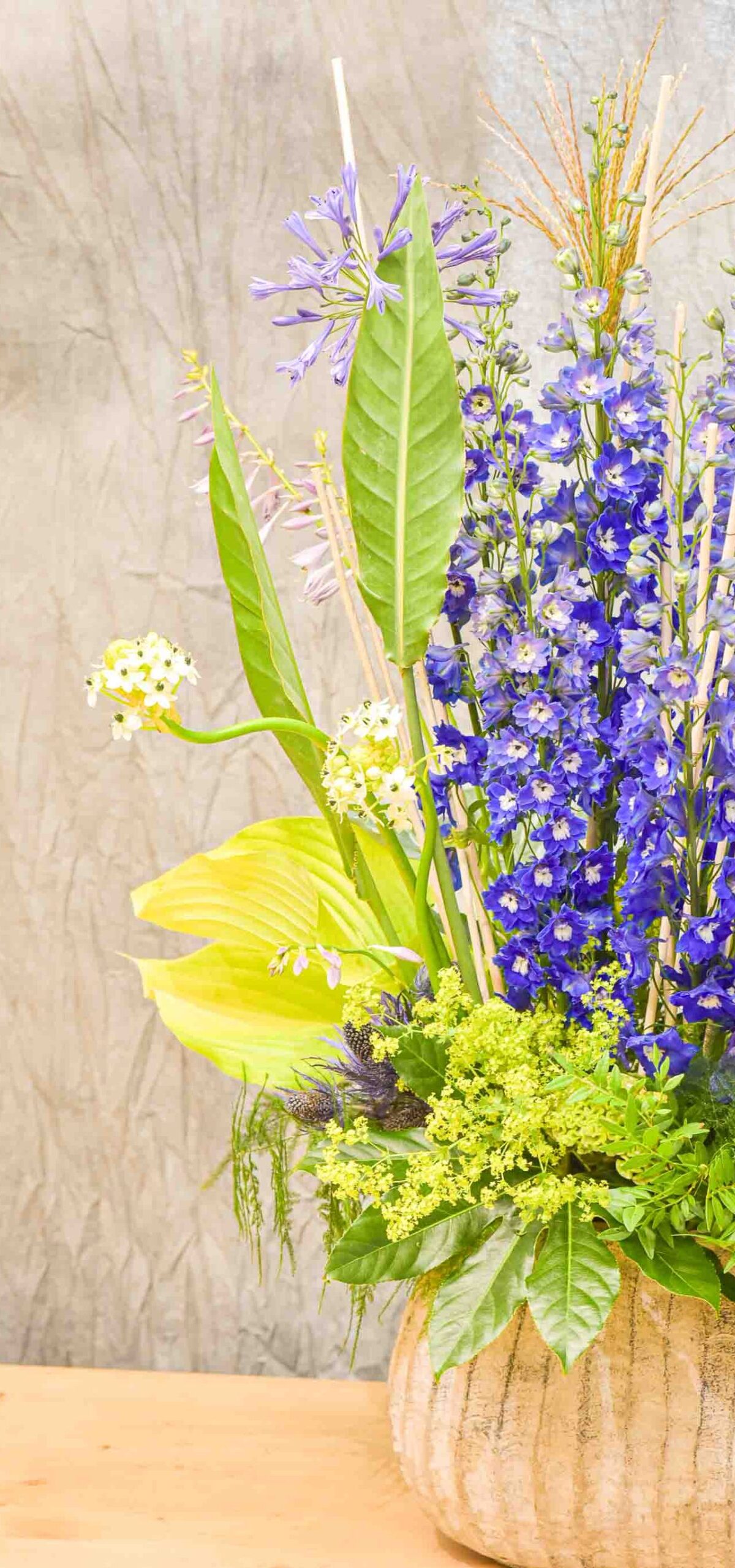 arrangement végètatif avec des Delphiniums -3