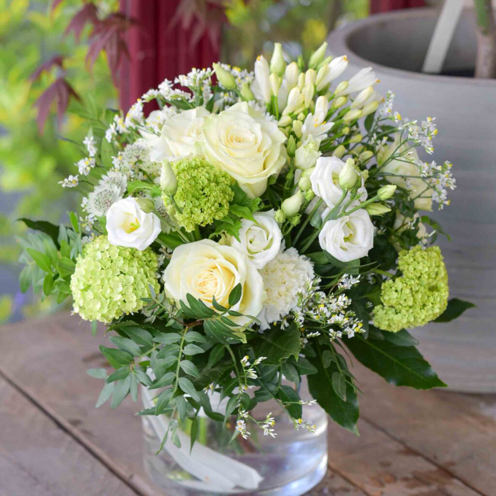 bouquet de mariée de wedding de différantes fleurs blanche